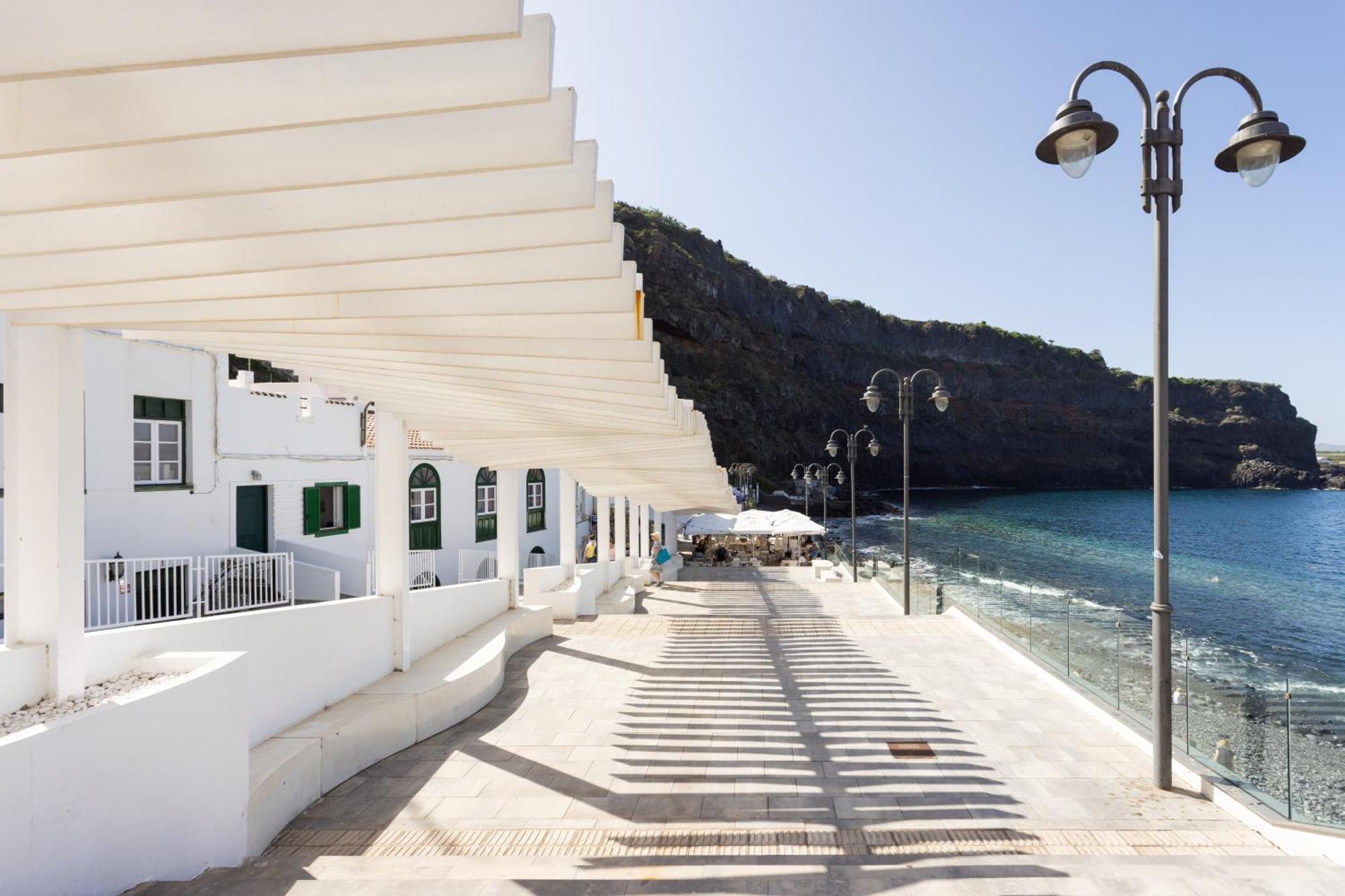 Cozy Seafront With Balcony & Ocean Views