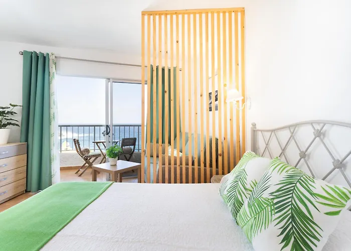 Cozy Seafront Studio With Balcony & Ocean Views