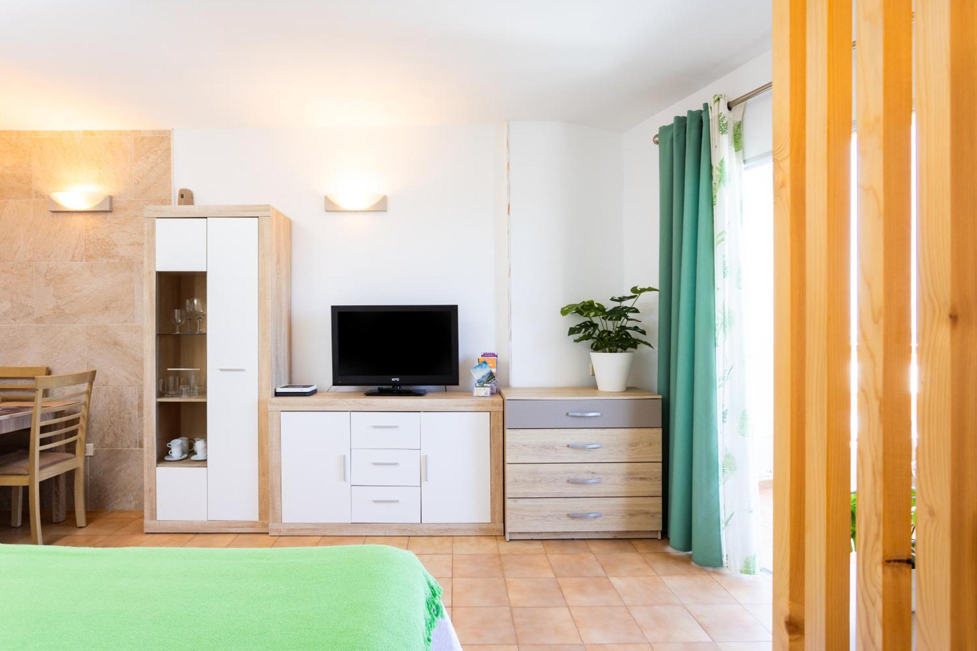 Apartment Cozy Seafront With Balcony & Ocean Views